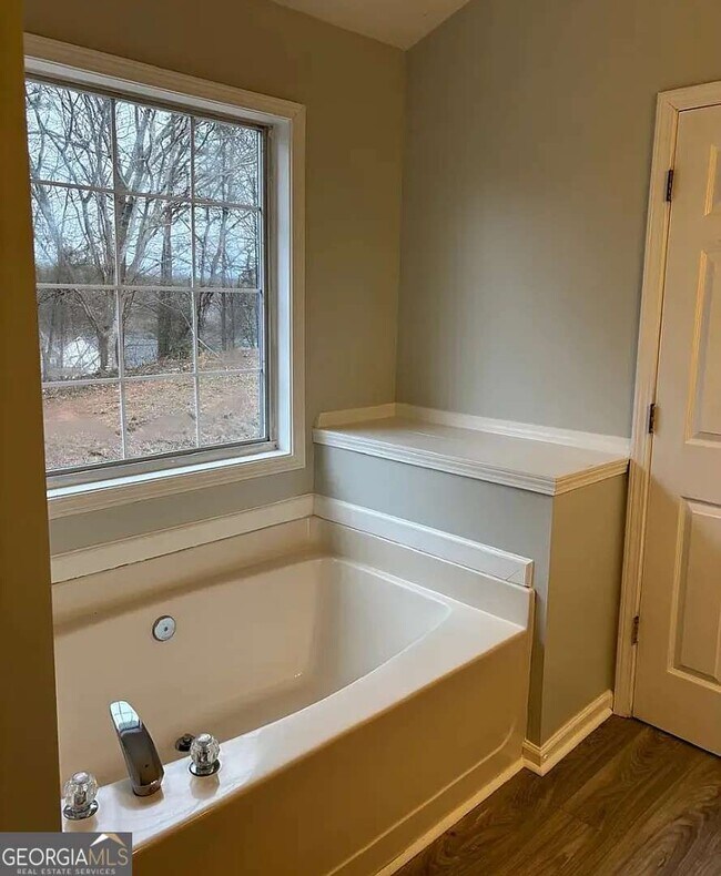 Building Photo - 235 Circle Rd