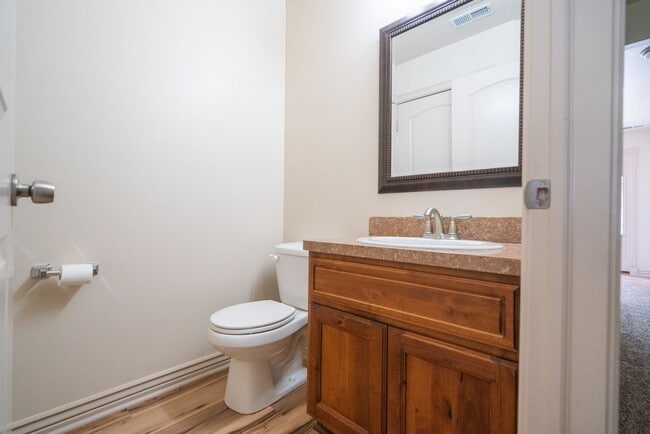 Building Photo - Modern 3 Bed, 2.5 Bath Townhouse - Excelle...
