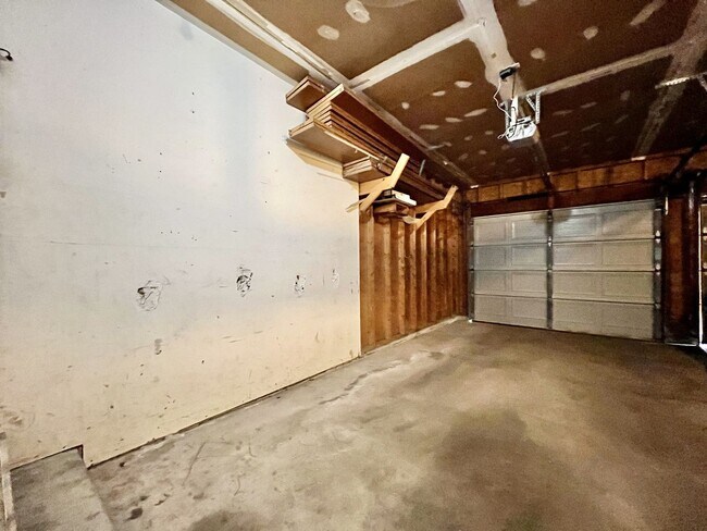 Building Photo - Four Bedroom Duplex in Kentwood