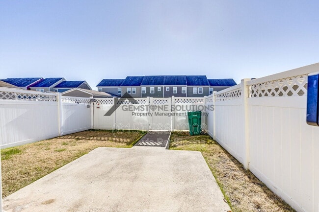 Building Photo - 304 Oldbury Ln