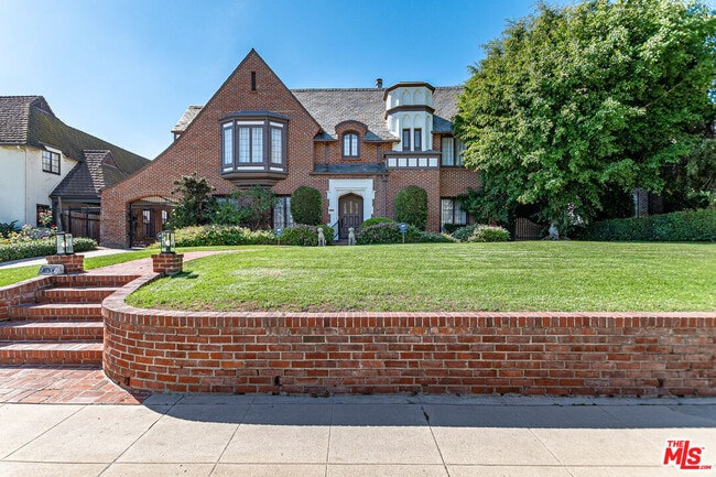 Primary Photo - 165 N Las Palmas Ave