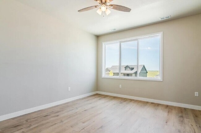 Building Photo - Modern Townhome in Beautiful Colbert Hills Golf Course Area