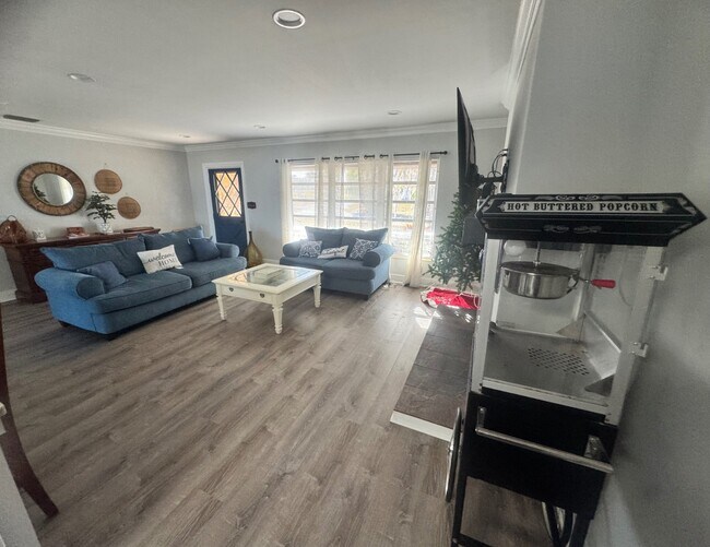 Building Photo - 734 Memorial Dr