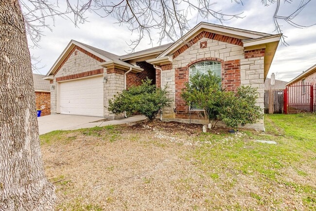 Building Photo - Great 3 Bedroom, 2 Bath, Brick Home in Gre...