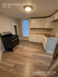 Building Photo - Clean 1 bed/ 1 bath with all new updates!