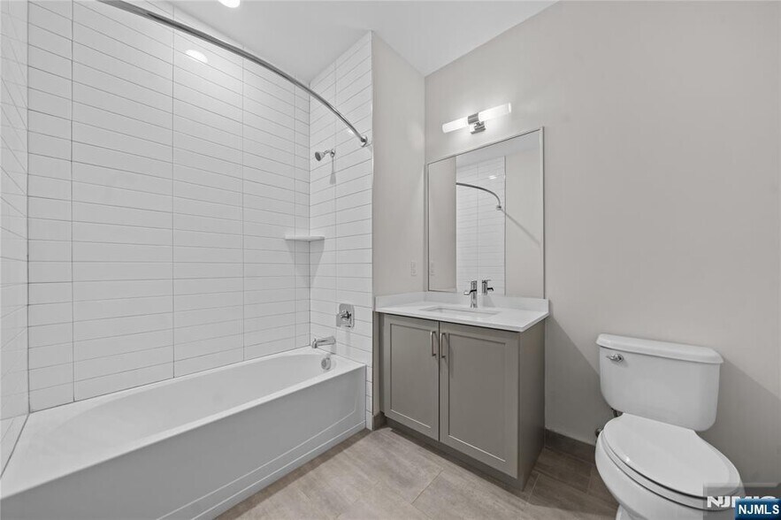 Building Photo - 313 Woodland Pl