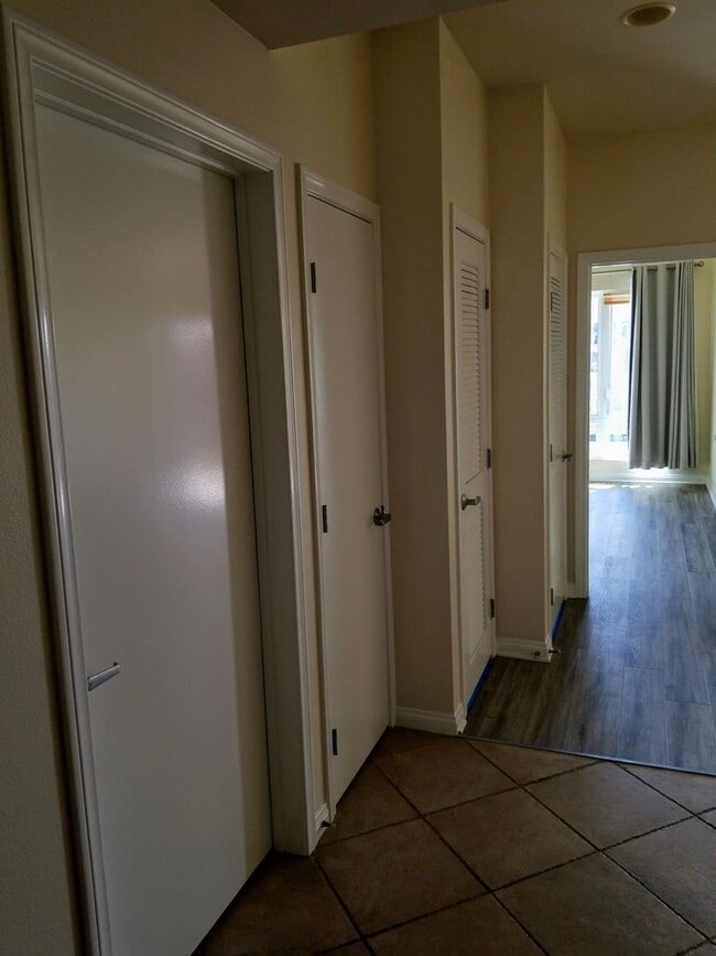 Building Photo - Gaslamp 1 bedroom with View, Wood floors, ...