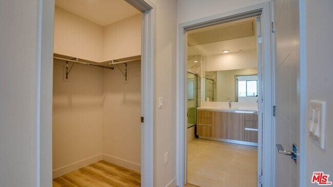 Building Photo - 1540 S Hayworth Ave