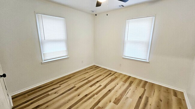 Building Photo - Remodel-Lots of Yard Space-3 Bed/2 Bath