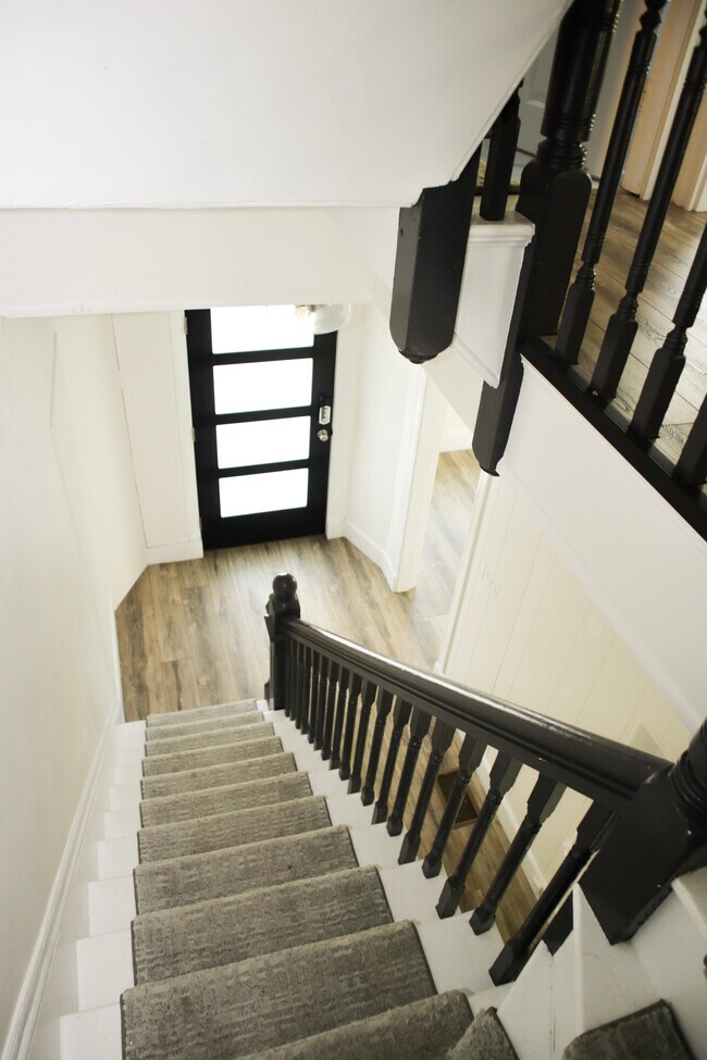 Front Entrance Hall - IMG 2 - 8 Richdale Ave