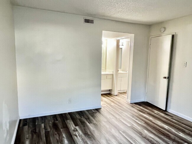 Building Photo - Charming and Cozy Two Bedroom apartment in North Vallejo with Great Views