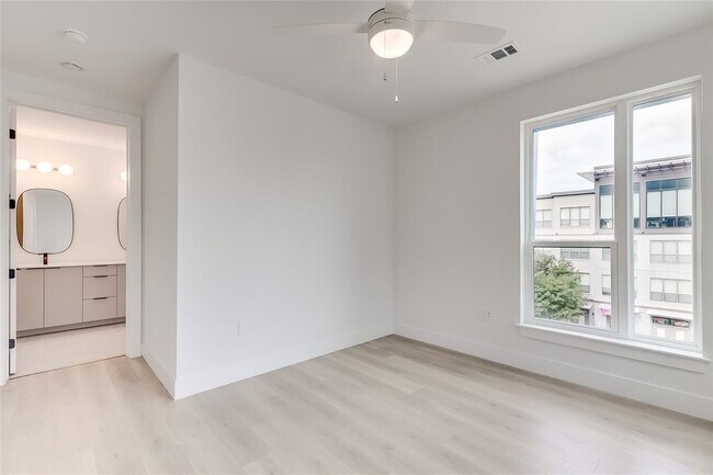 Building Photo - 1701 Simond Ave Ave