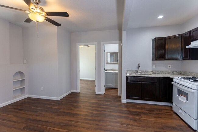Building Photo - Central 2 Bedroom 2 Bath