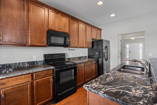 Building Photo - 5 Bedroom, 2.5 Bathroom - White Oak Subdivision - Richmond Hill