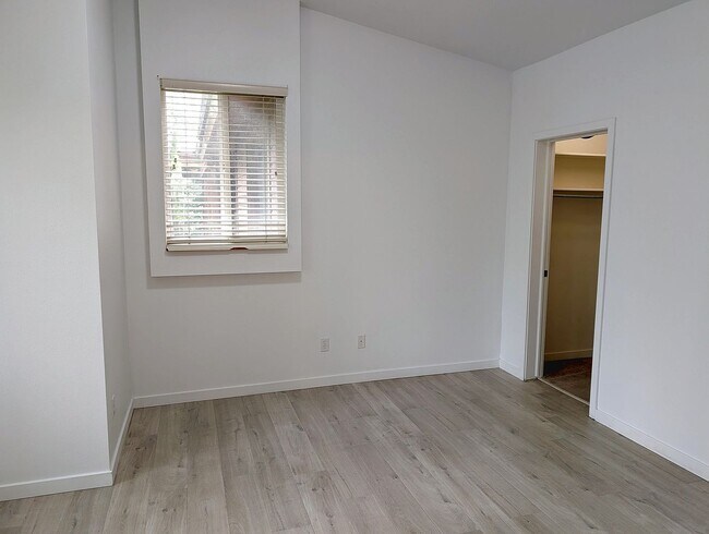 Building Photo - 1600 W Pinebrook Blvd