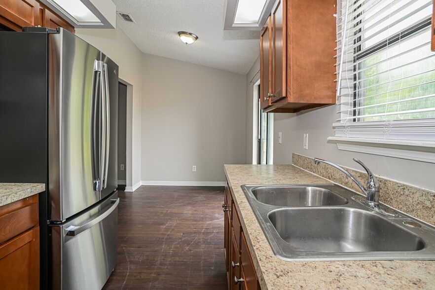 Building Photo - 6221 Alfredo Dr W