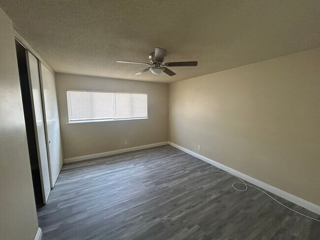 Building Photo - BARSTOW 3 bedroom 2 bath- 2 car garage HOME