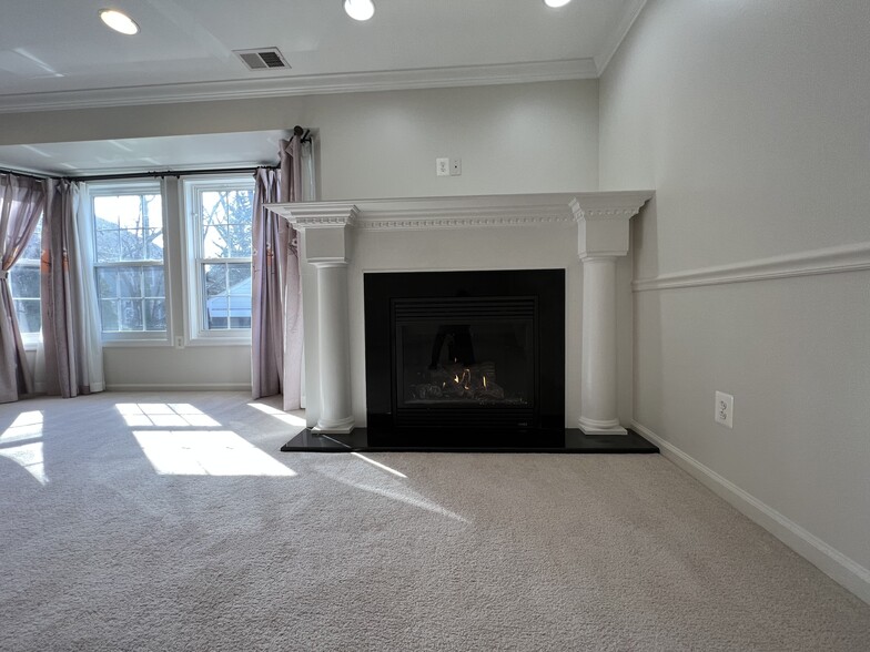 Master bedroom - 6715 Dean Dr