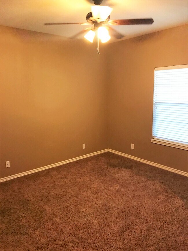 Building Photo - 4245 Castlegate Dr