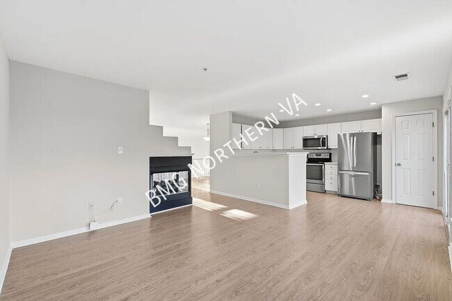 Building Photo - 1881 Crescent Park Dr