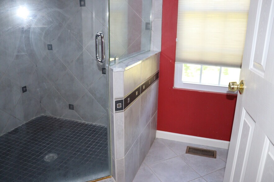 Building Photo - 323 Country Club Dr
