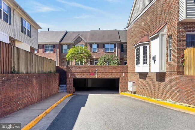 Building Photo - 6126 Madison Crest Ct