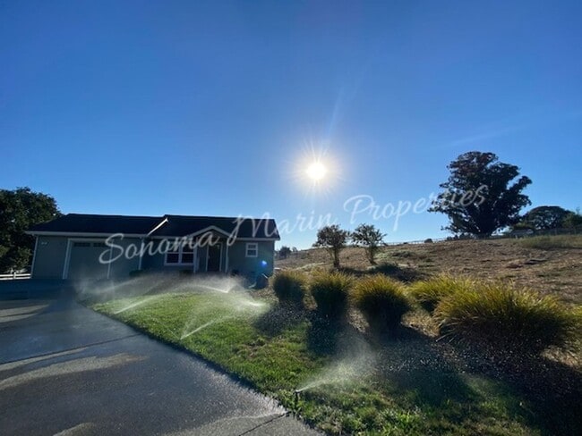 Building Photo - ~ Country Home ~ 2 Bedrooms & 2 Full Bathrooms with Attached Garage ~ Gated Community