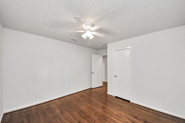 Building Photo - 5803 Darnell St
