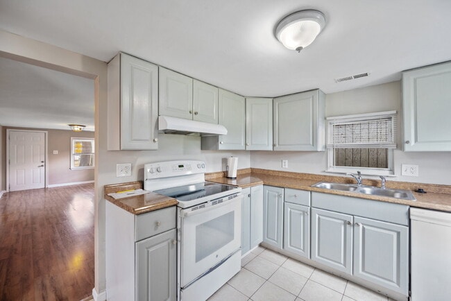 Building Photo - CHARMING 3 BEDROOM 1 BATH NEAR LITTLE CREEK & SHORE DR