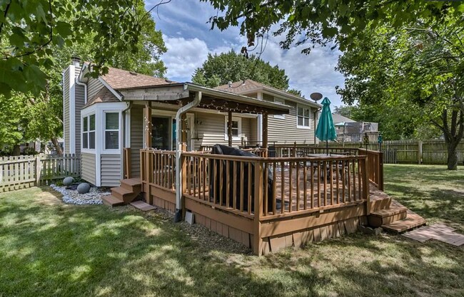 Building Photo - 420 SE Onyx Dr