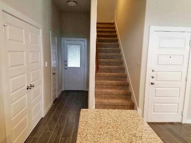 Building Photo - Beautiful 3 Bedroom Luxury Townhome, Kyle, Texas!