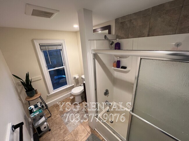 Building Photo - 25 Linwood St