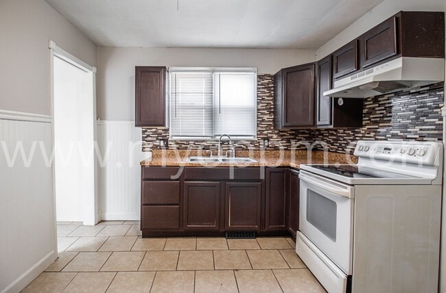 Building Photo - 2 Bed / 1 Bath House - 30th & Seward