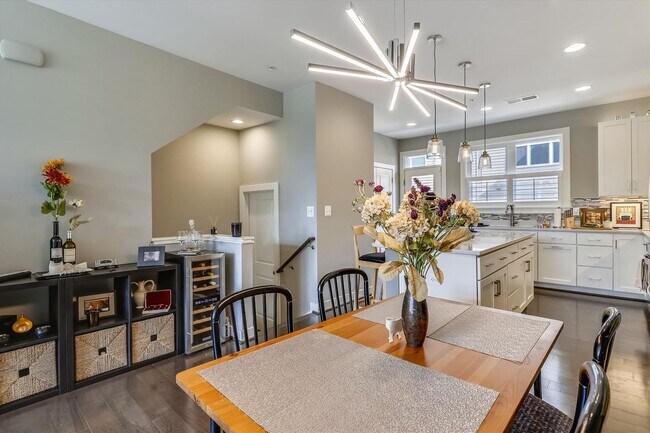 Building Photo - GREAT LOCATION!! Stunning 3BD/3.5BA luxury 4-level townhouse!