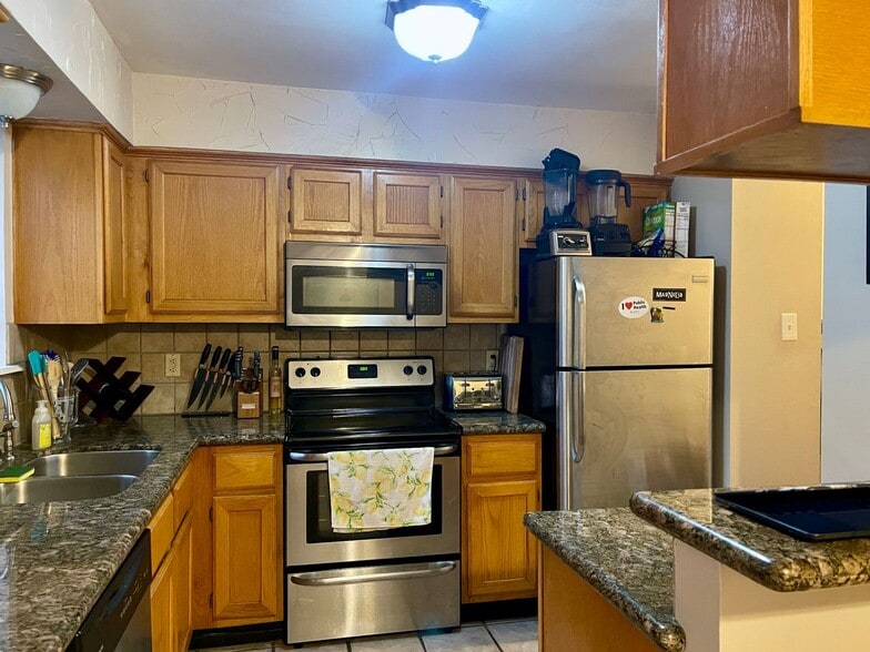 Building Photo - END OF JULY PRE-LEASE  2 Bed, 2.5 Bath Condo Near Campus On Bus Route!