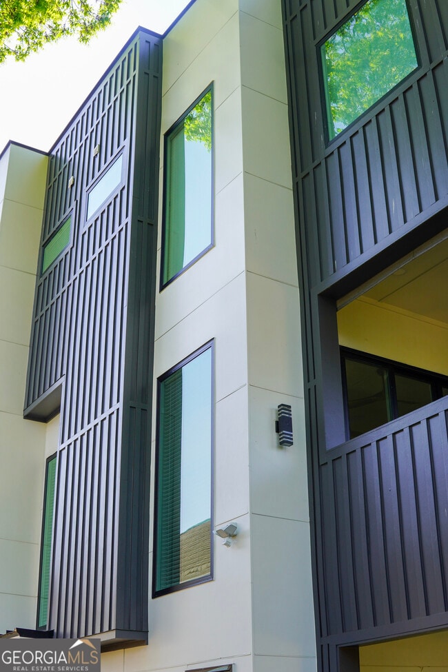 Building Photo - 68 Boulevard SE