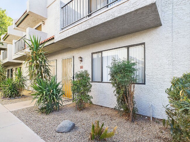 Building Photo - Charming Phoenix Townhouse