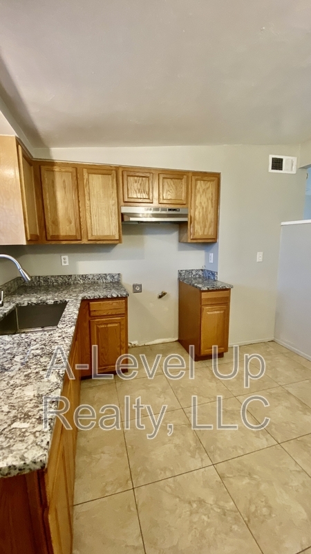 Building Photo - 742 E Holaway Dr