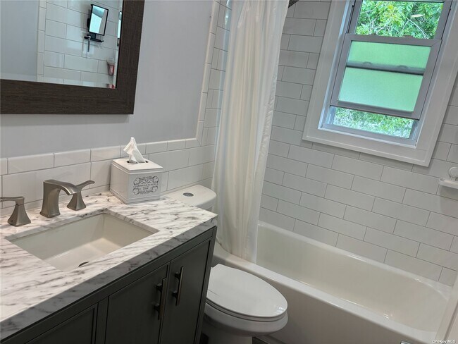 Building Photo - 328 Fern Pl