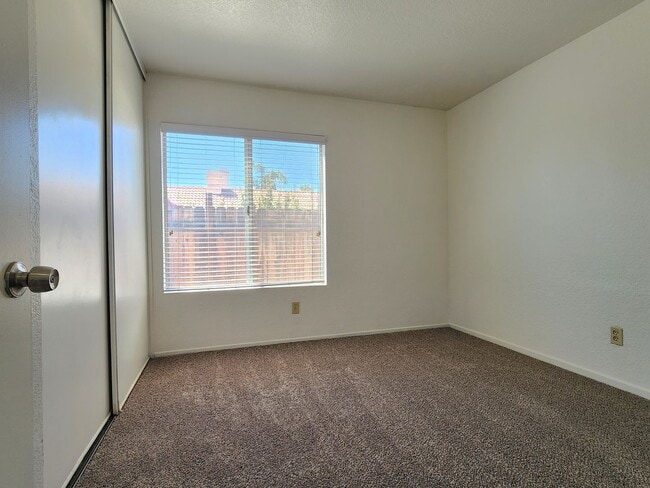 Building Photo - Spacious 4 Bedroom, 2 Bath, Single-Story H...