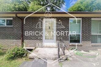 Building Photo - 511 S Cedar St