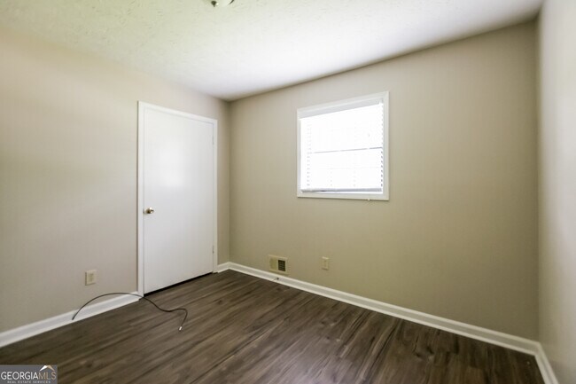 Building Photo - 4554 Cresant Ln