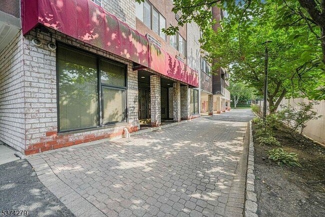 Building Photo - 55 Clinton Pl