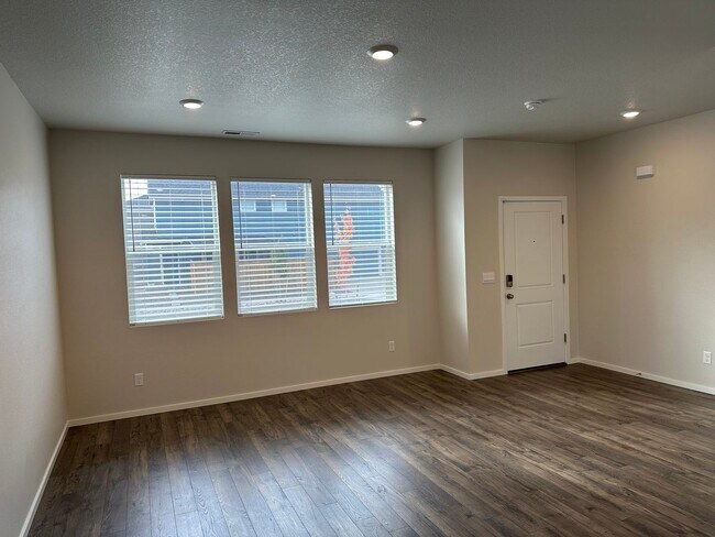 Building Photo - 4 bedroom 2.5 bathroom home!