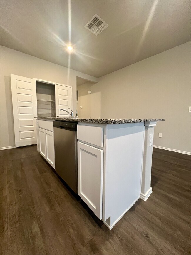 Building Photo - 596 Jennifer Wy