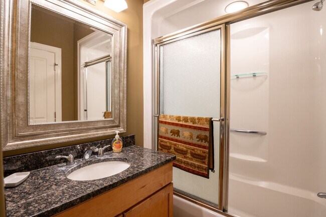 Building Photo - RENT MONTHLY THIS AMAZING HOME THIS OFF-SE...