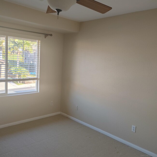 Building Photo - 382 Edgewater Dr