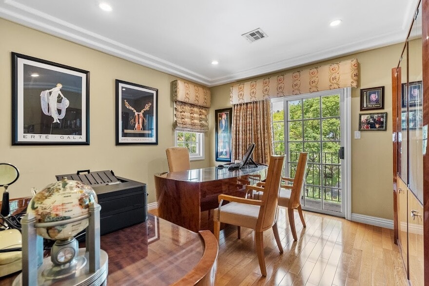 Building Photo - 1617 N Orange Grove Ave