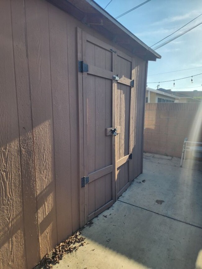 Building Photo - Cozy Studio + Patio – Perfect for Indoor-O...