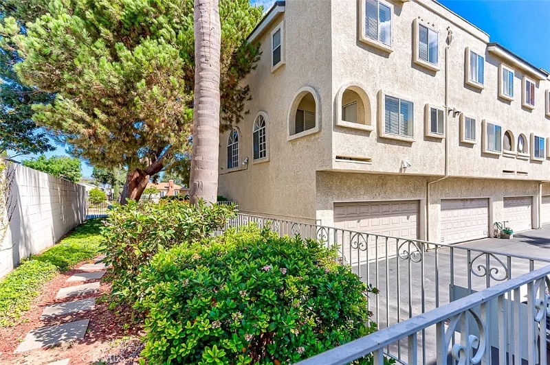 Building Photo - 2440 Manhattan Beach Blvd